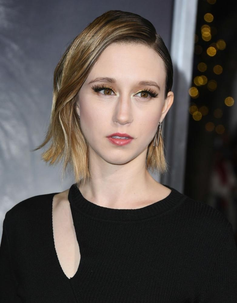 Click to view full size image
==============
December10-TheMulePremiereLA-0046.jpg December10-TheMulePremiereLA-0046.jpg