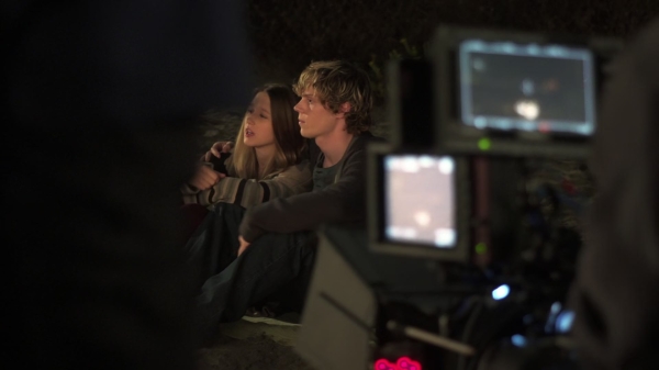 Click to view full size image
==============
BehindFright_TheMakingOfAHS_Featurette_1313.jpg BehindFright_TheMakingOfAHS_Featurette_1313.jpg